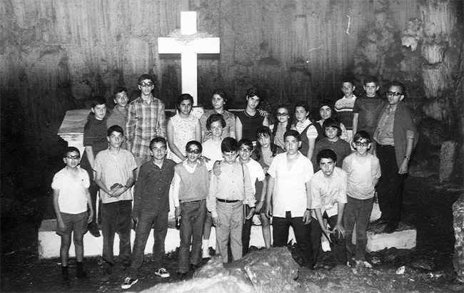 1969-1970 / Η Β' Γυμνασίου στο Σπήλαιο του Μελιδονίου.